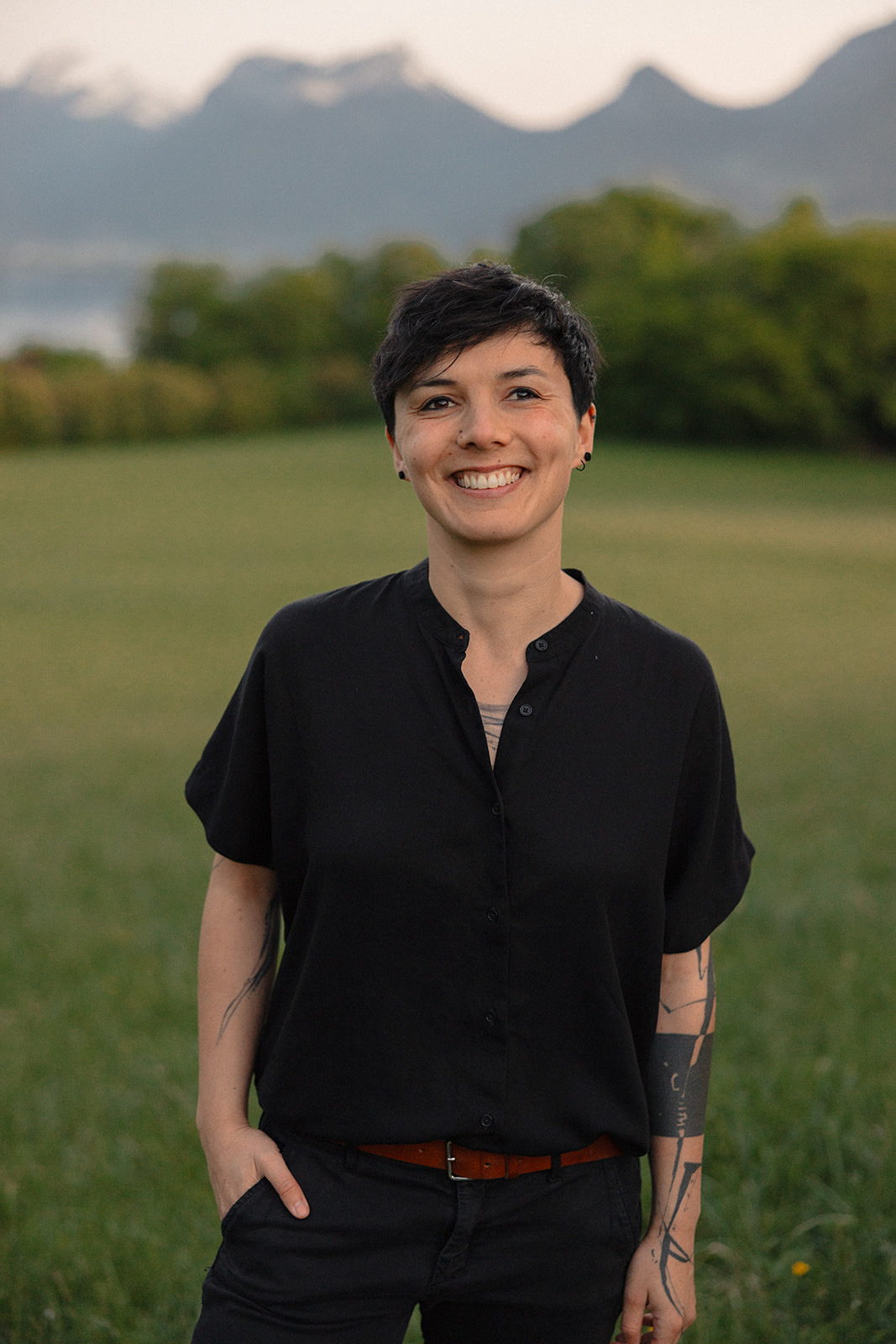 Nadège Depriester souriante dans un pré, montagnes du Vercors en fond